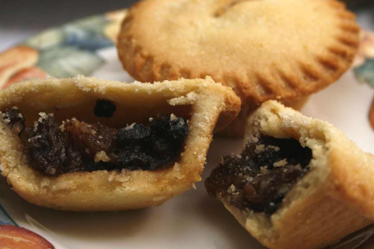 tartelletta a metà contenente farcia di uva e cioccolato