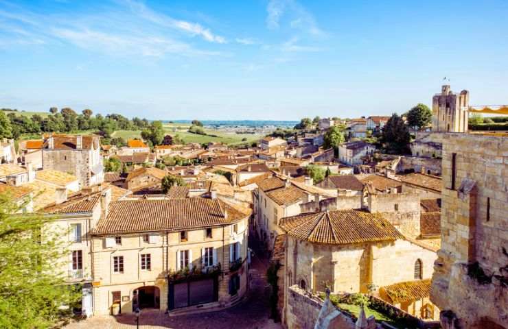 un paesino pittoresco visto dall'alto