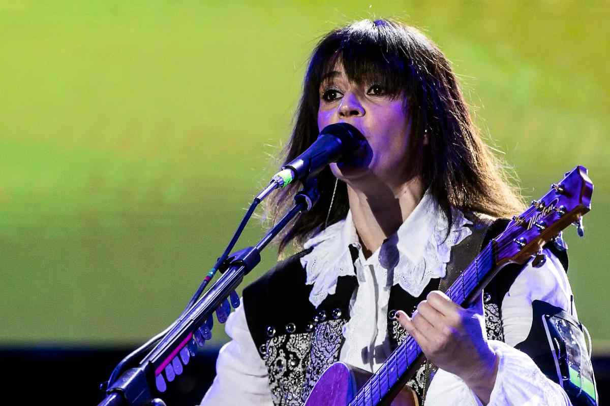 carmen consoli suona la chitarra e canta