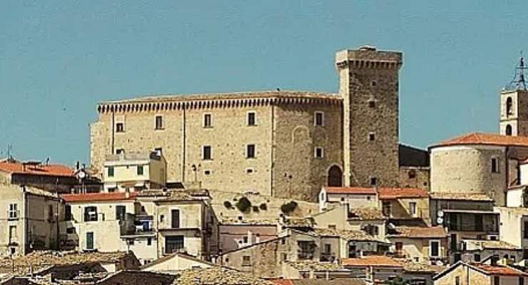 un castello con un cielo limpido e sereno