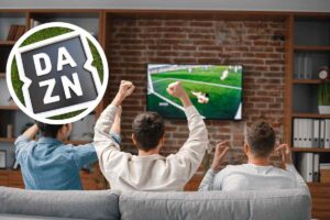 ragazzi che guardano partita alla tv e logo DAZN