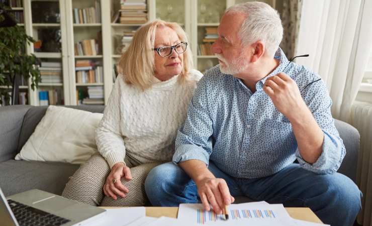 coppia di pensionati sul divano