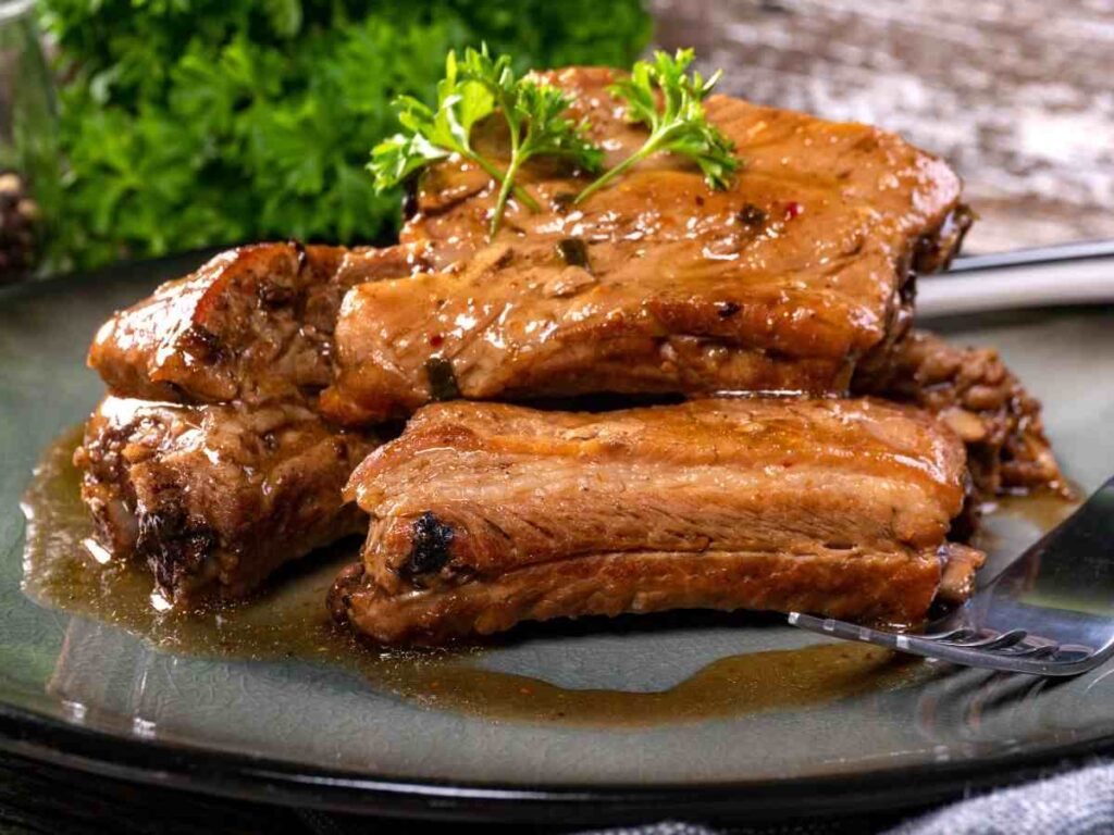 costolette di maiale sugose in un piatto