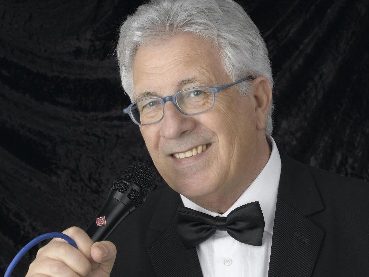 peppino di capri con il microfono in mano 