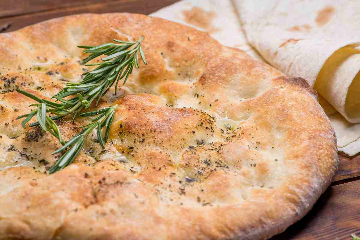 focaccia bassa con pepe e rosmarino