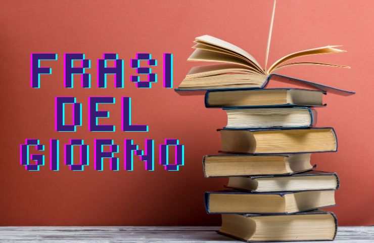 libri  impilati e scritta frasi del giorno