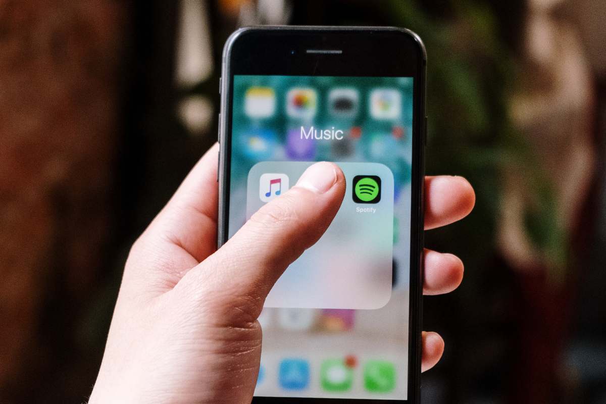 smartphone con icona Spotify