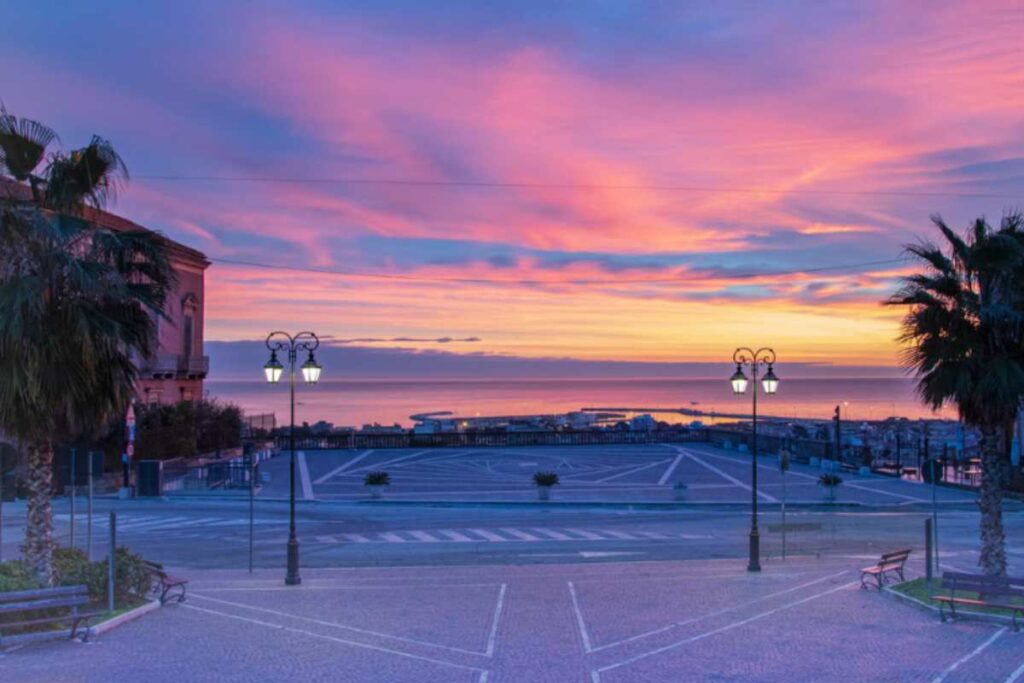 tramonto sul lungomare senza persone