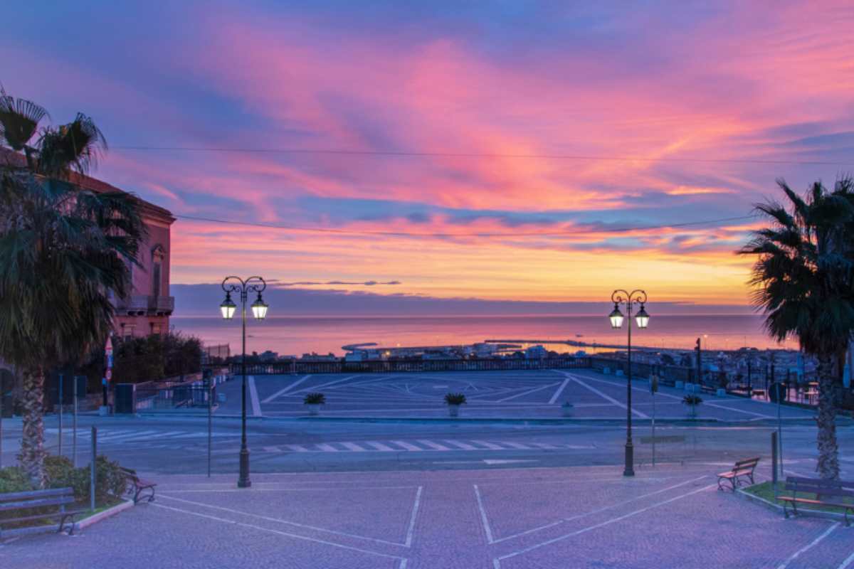 tramonto sul lungomare senza persone