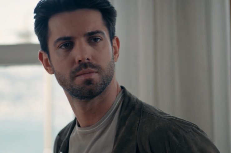 ilker in una scena di innocence