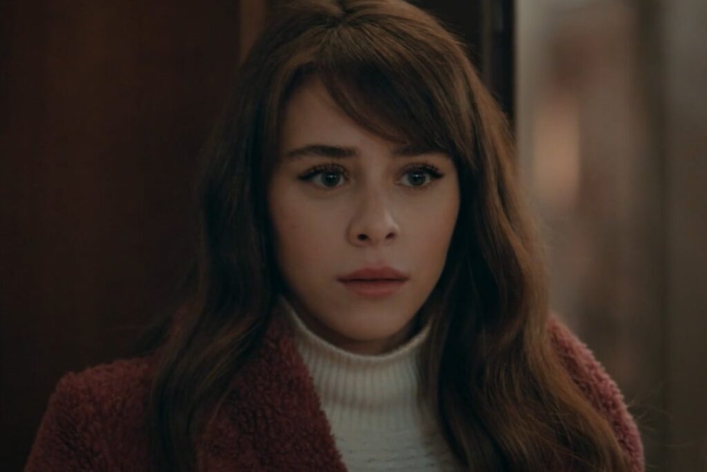 ela in una scena di innocence