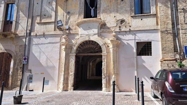 un palazzo visto dalla facciata