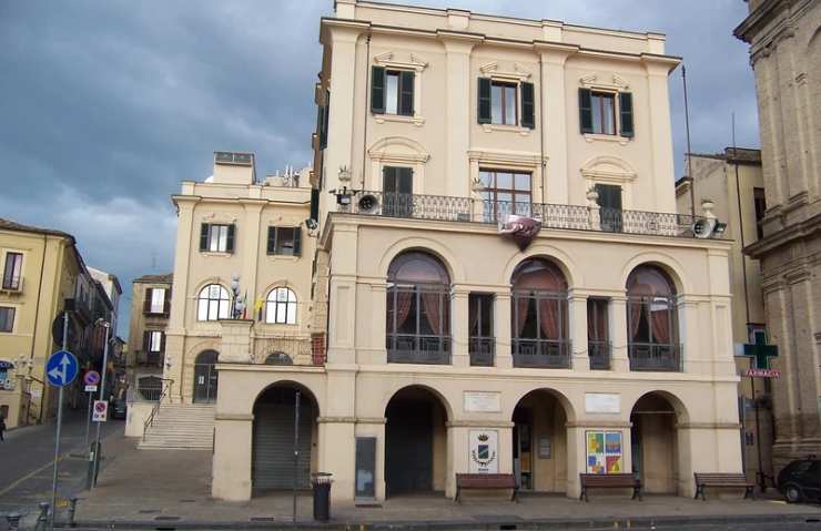 un edificio bianco con archi