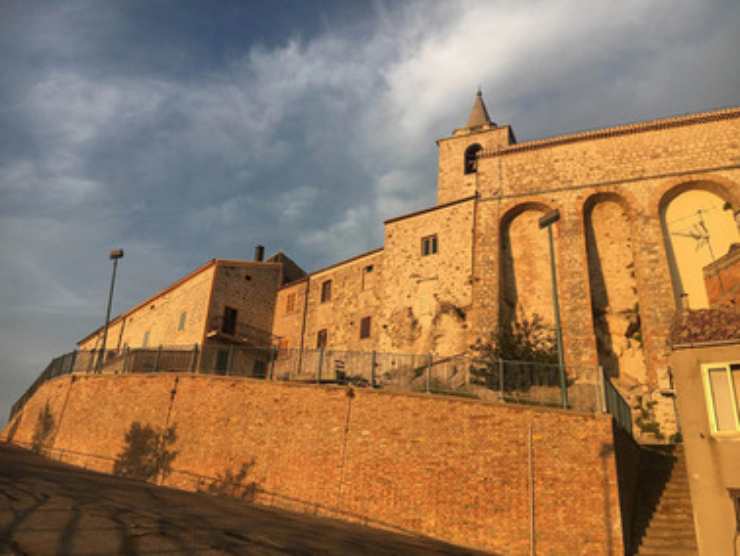castello su una strada con cielo nuvoloso