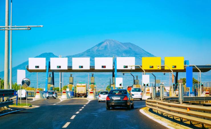 auto al casello autostradale