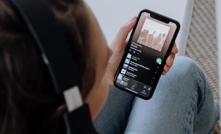 persona che ascolta musica su Spotify da smartphone