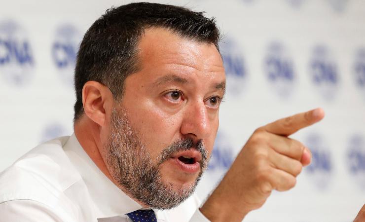 il Ministro Matteo Salvini che indica