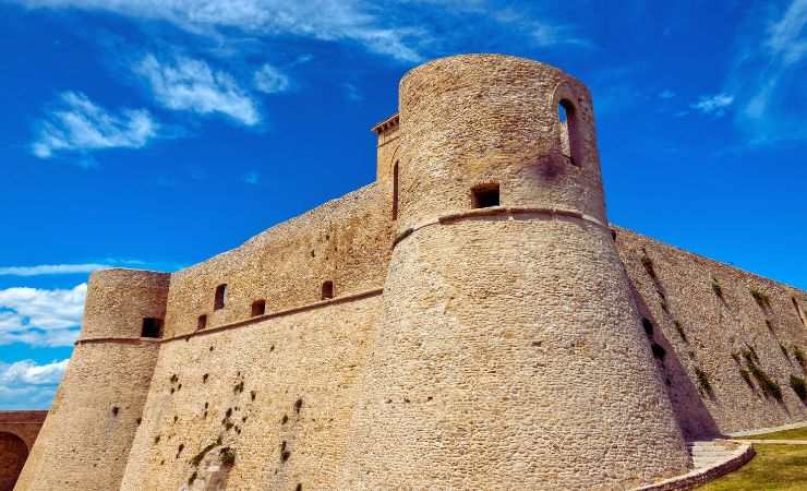 un palazzo fortificato con le torri