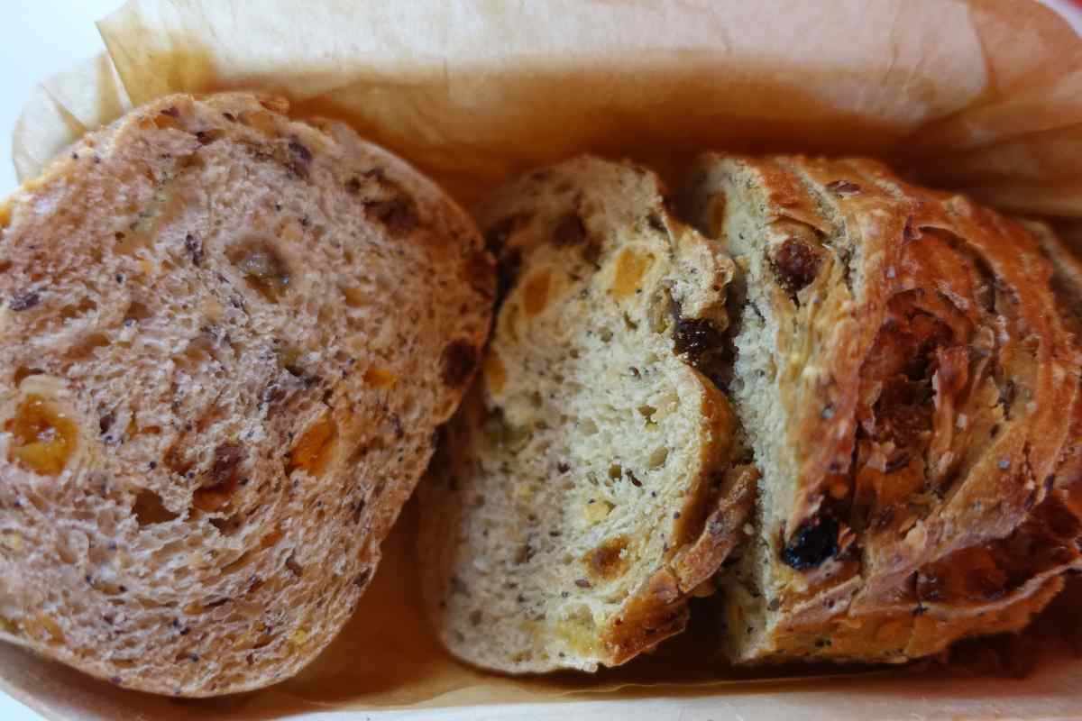 fette di pane dolce con la frutta candita