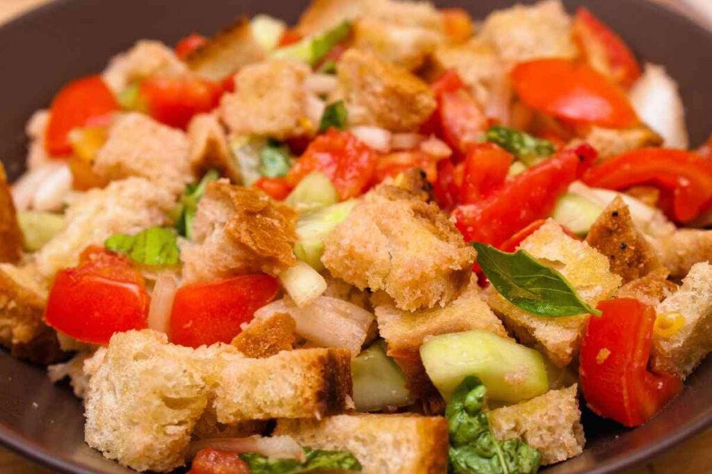 panzanalla con pomodori, pane raffermo, cetrioli e basilico