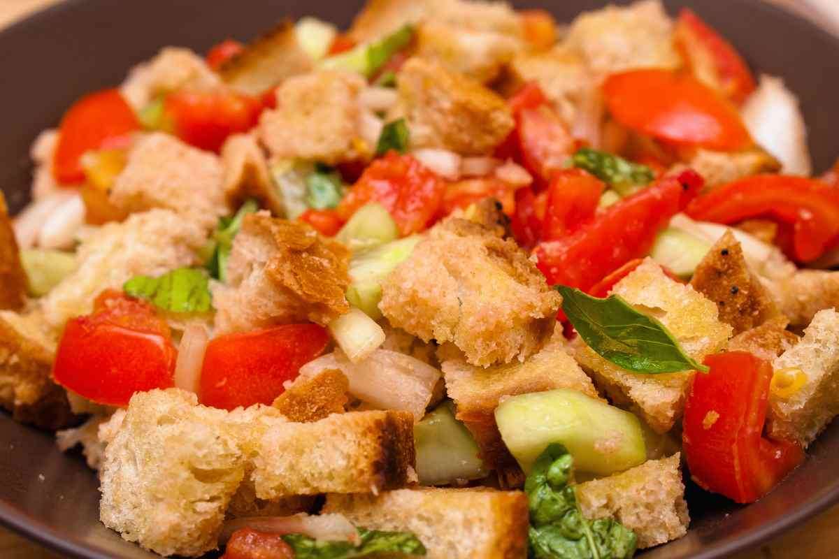 panzanalla con pomodori, pane raffermo, cetrioli e basilico