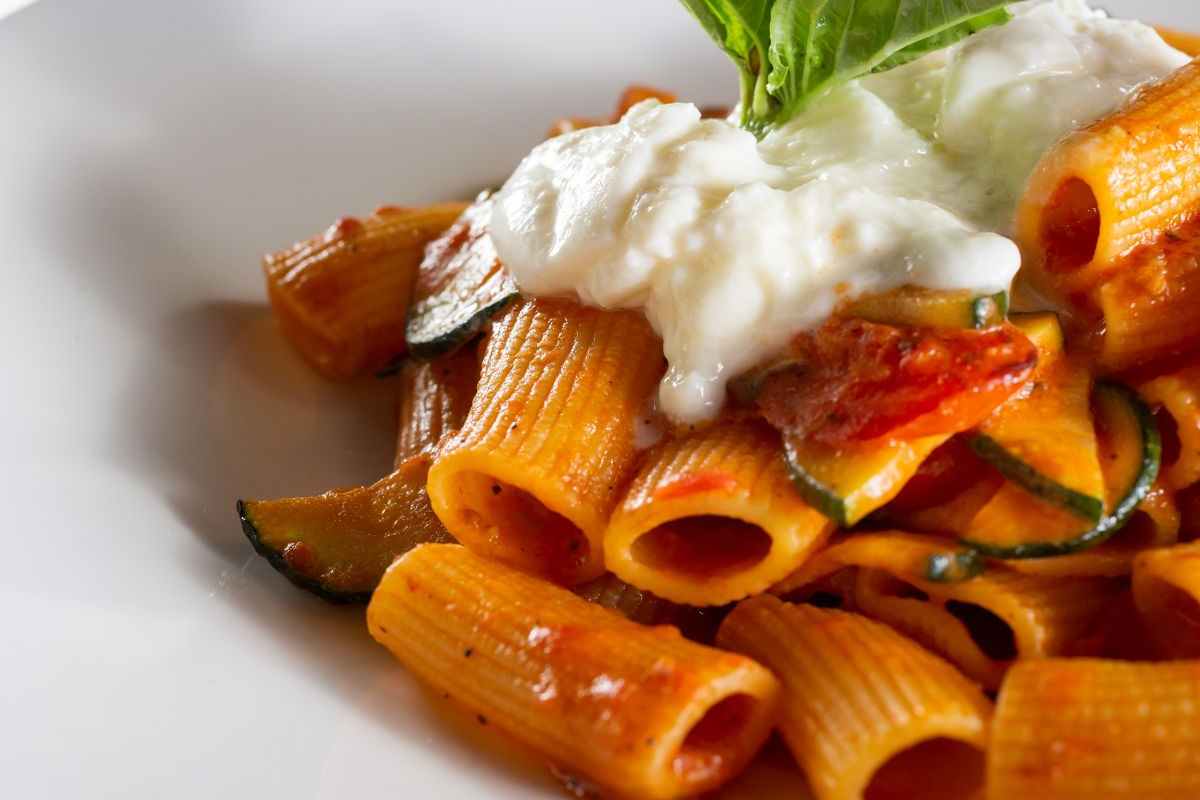 rigatoni al sugo con ricotta, basilico e zucchine