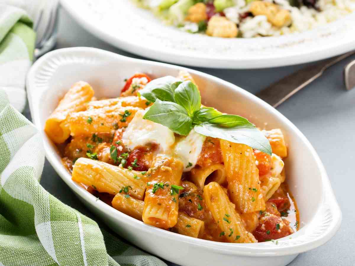 rigatoni al sugo con formaggio in superficie