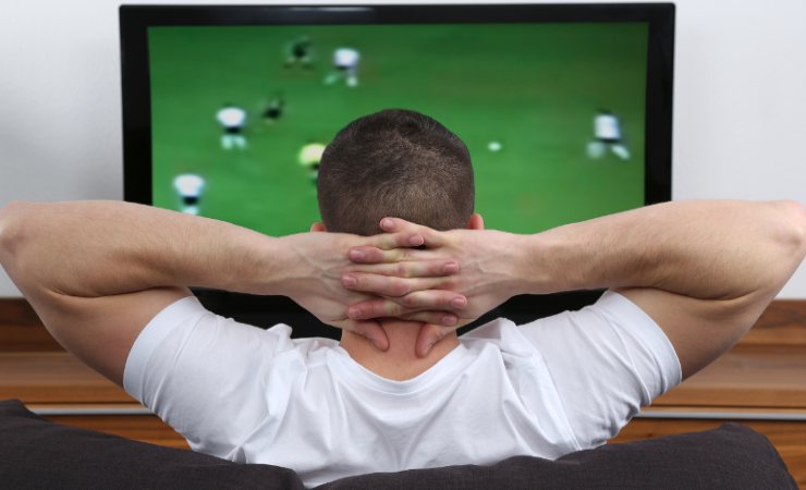 ragazzo che guarda partita alla tv