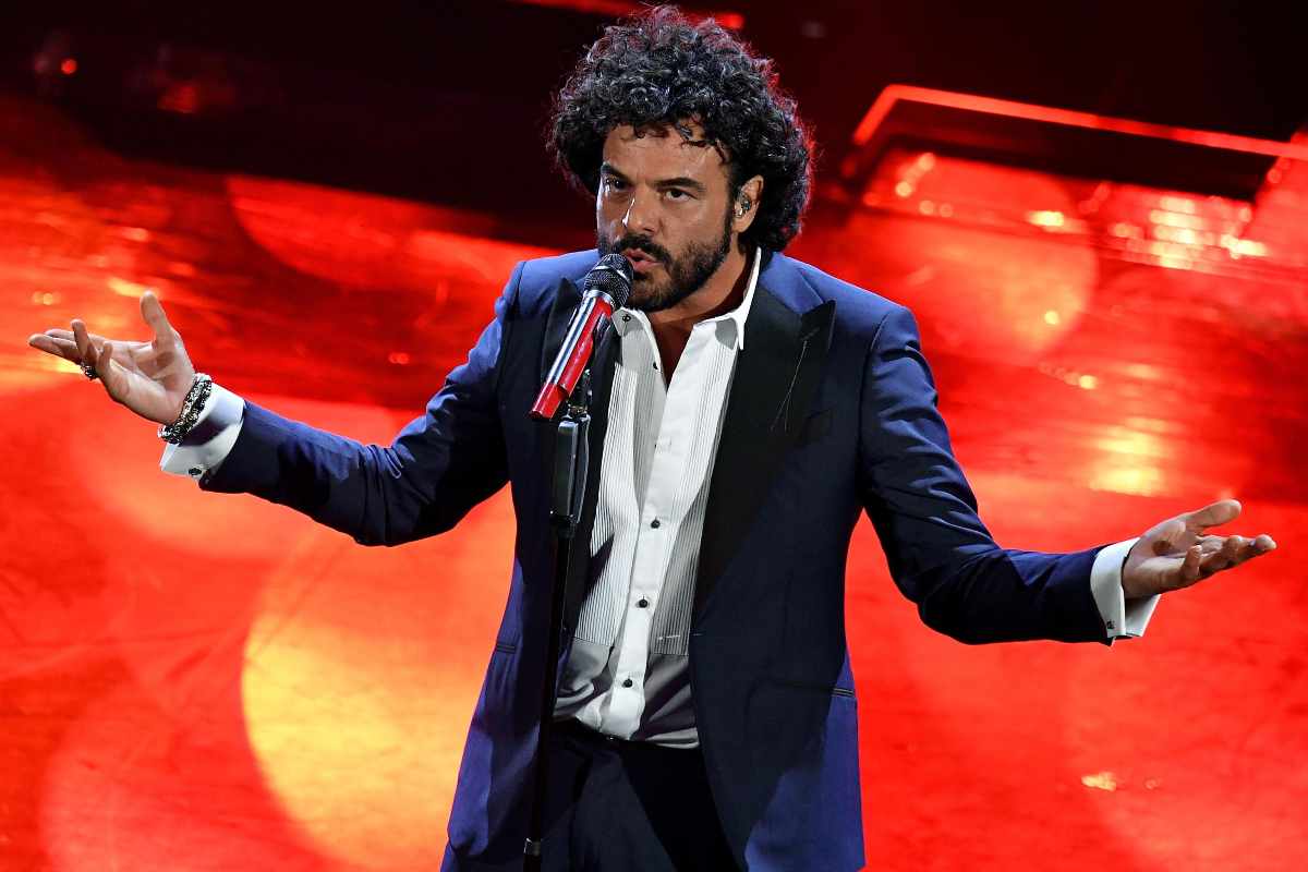 renga che canta con braccia aperte