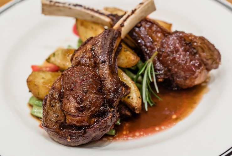 piatto con agnello e patate