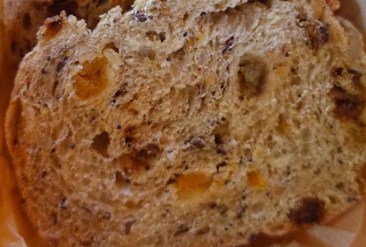 fetta di pane con la frutta candita