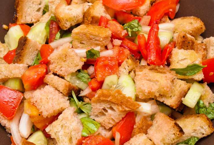 panzanalla con pomodori, pane raffermo, cetrioli e basilico