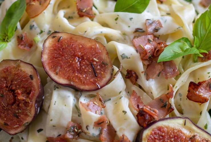 tagliatelle con fichi, pancetta, panna e basilico