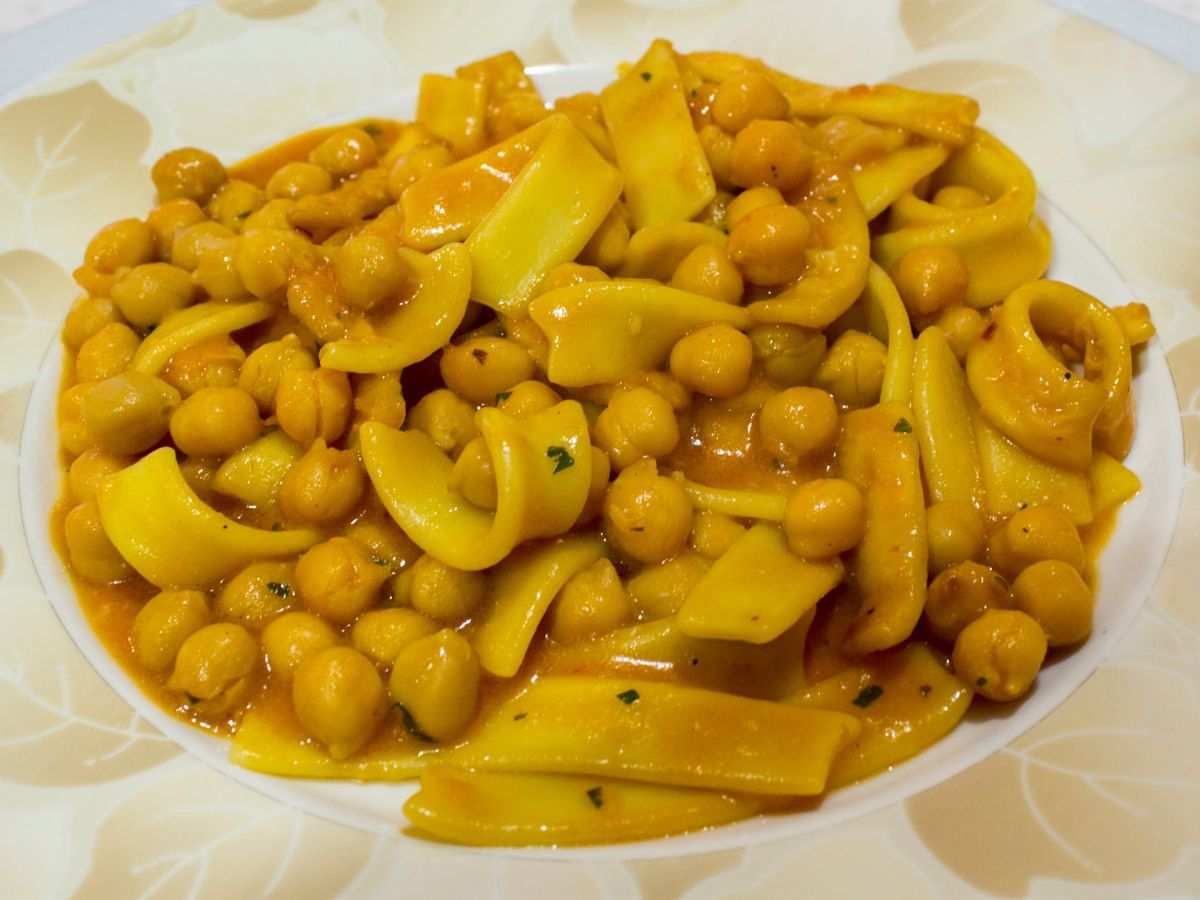 un piatto di ceci con pasta fresca