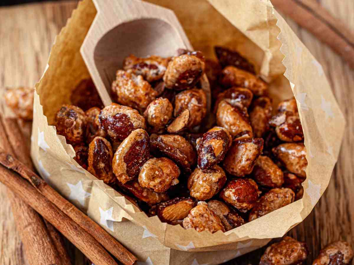 mandorle pralinate in un sacchetto