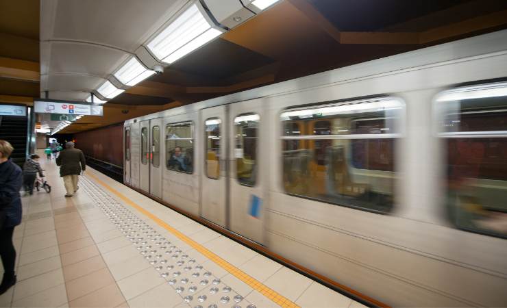 vagone metropolitana in movimento