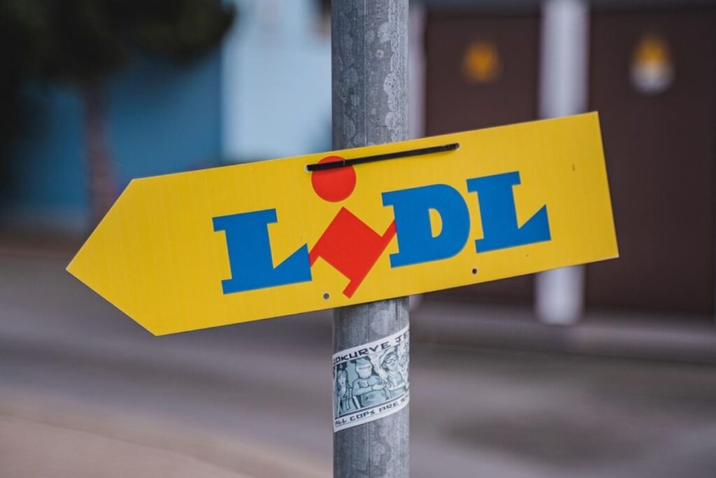 cartello con logo Lidl