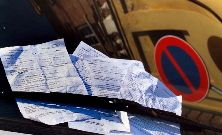 multe su parabrezza auto