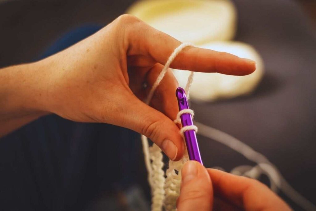 mani con lavoro all'uncinetto