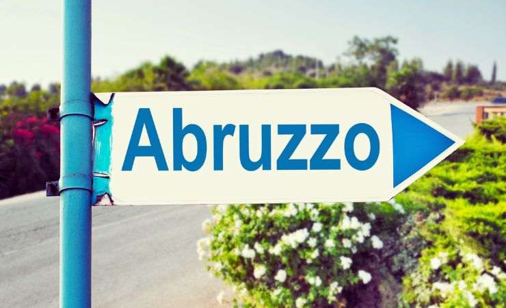 cartello con scritta abruzzo