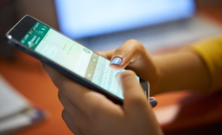 persona che chatta su WhatsApp