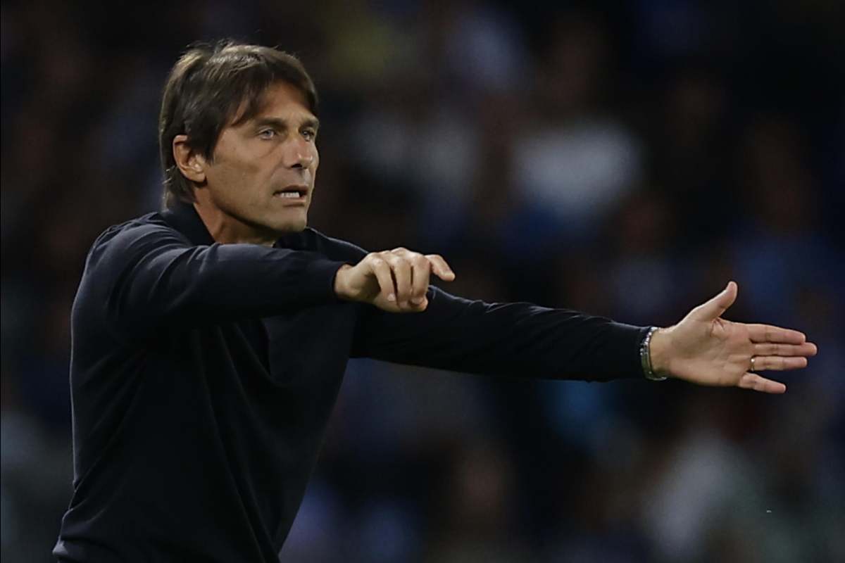 Antonio Conte dà indicazioni ai calciatori del Napoli dalla sua panchina