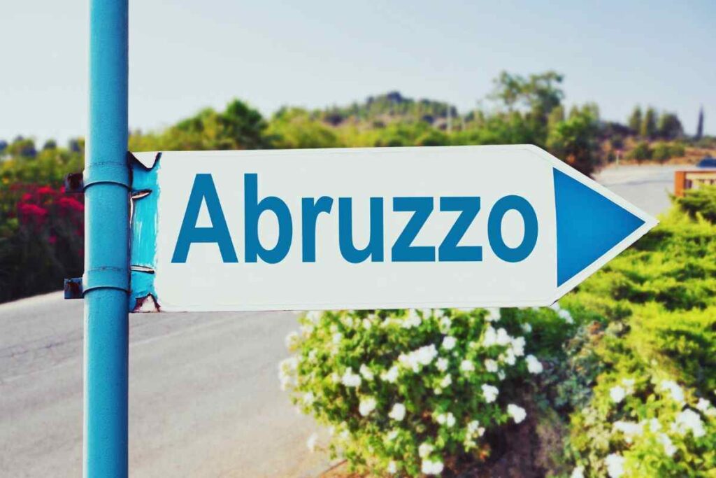 strada con il cartello abruzzo
