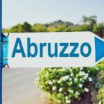 strada con il cartello abruzzo