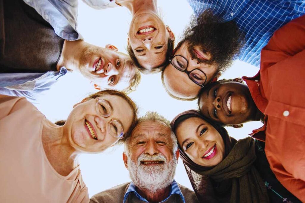 persone in cerchio che ridono