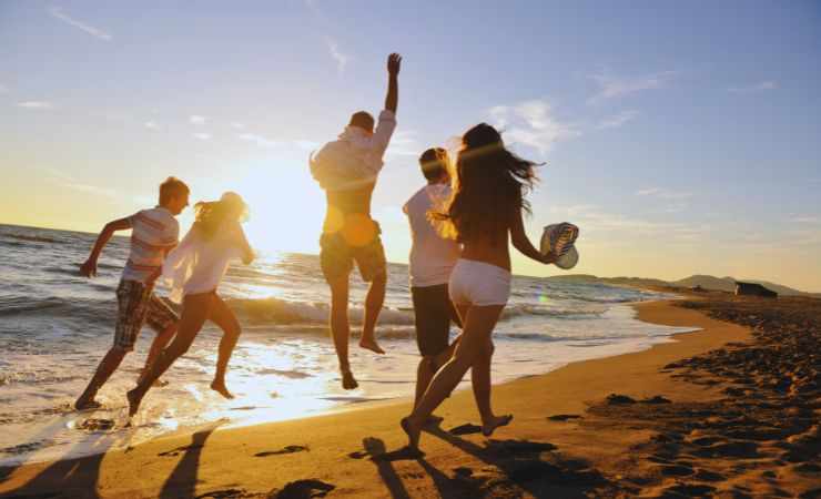 persone felici al mare