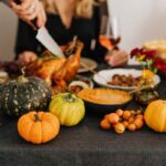 tavola con zucca e cibi autunnali