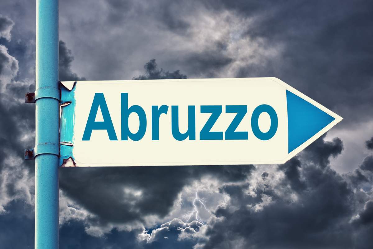 nubi e cartello con scritta Abruzzo