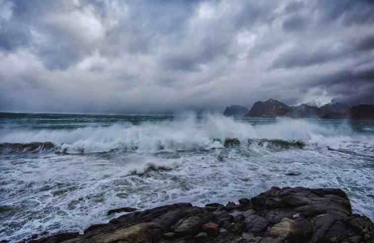 mareggiata con cielo nuvoloso