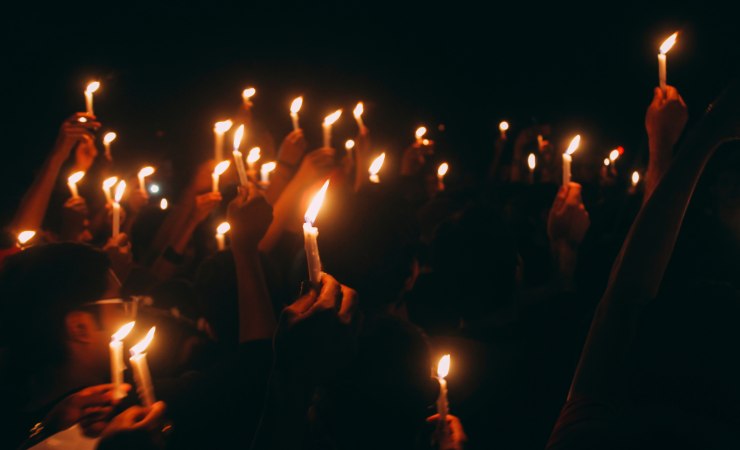 processione candele accese